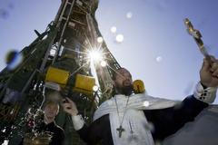 Popi žehnají raketě vesmírného turity