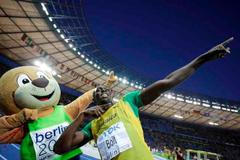 Usain Bolt s maskotem šampionátu