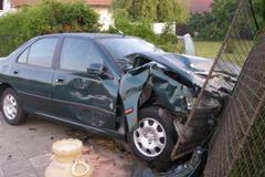 Nehoda dvou aut zablokovala silnici z Hradce