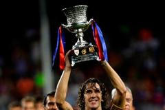 Kapitán Barcelony Carles Puyol zvedá trofej pro vítěze Superpoháru
