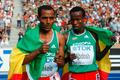 Kenenisa Bekele (vlevo)a jeho krajan Ali Abdosh slaví po doběhu pětikilometrové trati na MS v Berlíně.