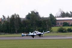 Letadlo L-200 Morava přistává