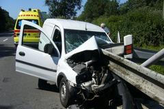 Řidič strhl auto do svodidel