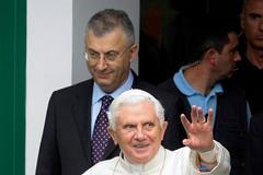 Papež si zlomil ruku