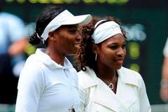 Serena a Venus Williamsovy před začátkem wimbledonského finále.