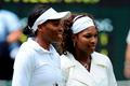 Serena a Venus Williamsovy před začátkem wimbledonského finále.