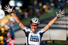 Nicki Sorensen míří za vítězstvím ve 12. etapě Tour de France.