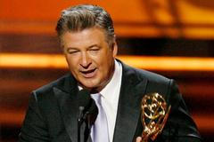 Alec Baldwin přebírá cenu Emmy