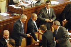 Poslanci rozhodují o důvěře ve Fischerův kabinet