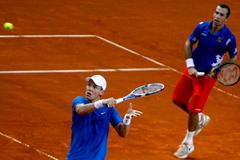 Čeští tenisté Radek Štěpánek a Tomáš Berdych při čtyřhře v semifinále Davis Cupu
