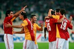 Fotbalisté Galatasaraye Istanbul se v Evropské lize radují z gólu do sítě Panathunaikosu.