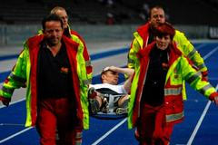 Jaroslav Drodný (Hertha Berlín) je odnášen na nosítkách poté, co se zranil v utkání Evropské ligy s Ventspilsem