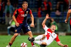 Salvatore Bocchetti bojuje s Riste Naumovem ze Slavie v utkání Evropské ligy.