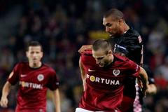 Orlando Engelaar (Eindhoven) se snaží odebrat míč Janu Holendovi (Sparta) v utkání Evrospké ligy.