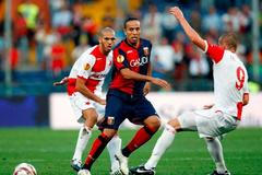 Houssine Kharja (FC Janov) bojuje o míč s Hocine Raguedem ze Slavie v úvodním utkání Evropské ligy.