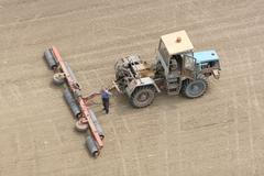 Traktor na poli. Ilustrační foto.