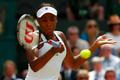 Venus Williamsová vrací míč ve finále Wimbledonu