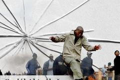 Lidé ve světě se bouří proti krizi