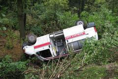 Sanitka dostala smyk a sjela do příkopu