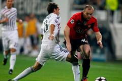 Tomáš Sivok (Besiktas) se snaží zastavit Waynea Rooneyho