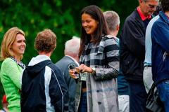 Srbská tenistka Ana Ivanovičová před pár dny opouštěla tenisový Wimbledon se slzami v očích poté, co musela odstoupit kvůli zranění. Náladu si vylepšuje golfovém Scottish Open, kde doprovází svého australaského přítele Adam Scotta.