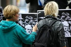 Lidé protestují před Mnichovským soudem proti zločinu, který spáchal bývalý důstojník wehrmachtu Josef Scheungraber.