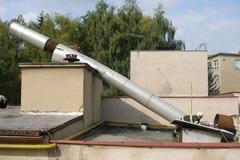 Pád komínu v areálu bydžovské nemocnice