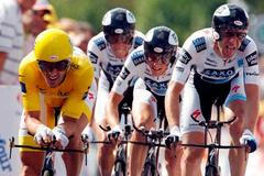 Fabian Cancellara ve žlutém trikotu bojuje se spolujezdci ze Saxo Bank v týmové časovce na Tour de France.