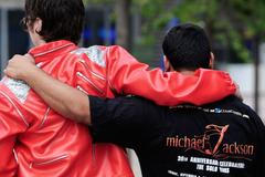 Michael Jackson zemřel, fanoušci na celém světě truchlí