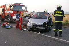 Nehoda dvou aut zablokovala silnici z Hradce