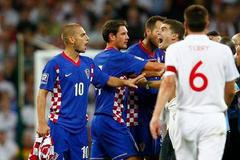 Chorvatský fanoušek na hřišti ve Wembley