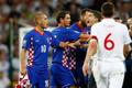 Chorvatský fanoušek na hřišti ve Wembley