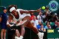 Serena Williamsová dobíhá míček ve finále Wimbledonu.