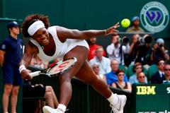 Serena Williamsová dobíhá míček ve finále Wimbledonu.