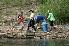 Skupina dobrovolníků na břehu