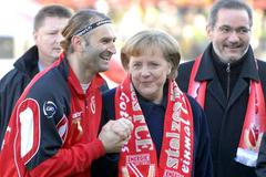 Merkelová na fotbale