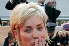 Sharon Stoneová jako obvykle nešetřila polibky