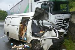 Kamion se čelně srazil s dodávkou