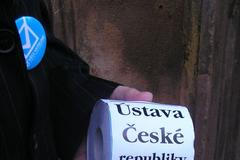 Strana Věci veřejné rozdává před sněmovnou toaletní papír