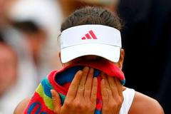 Ana Ivanovičová pláče. Kvůli zranění musel vzdát osmifinále Wimbledonu.