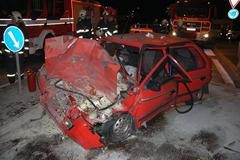 Řidič si při nehodě s autobusem vrazil do nohy nůž