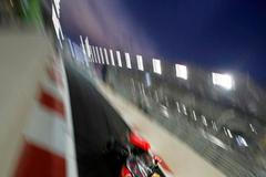 Trénink na Velkou cenu formule jedna v Abú Zabí probíhal ve dne i v noci za umělého osvětlení na supermoderním okruhu.