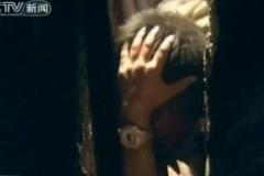 Chlapec uvízl hlavou mezi dvěma domy