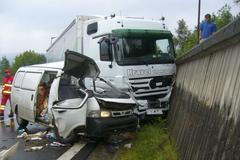 Kamion se čelně srazil s dodávkou