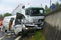 Kamion se čelně srazil s dodávkou
