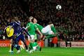 Robbie Keane (Irsko) střílí na branku Francie v barážovém utkání.