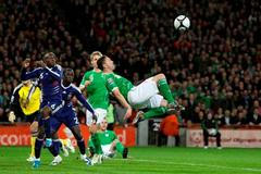 Robbie Keane (Irsko) střílí na branku Francie v barážovém utkání.