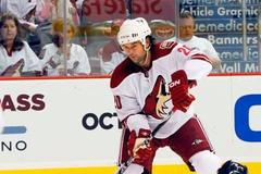 Phoenix Coyotes - Robert Lang střílí přes Rostislav Kleslu