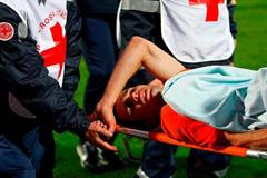 Robin van Persie je odnášen na nosítkách během utkání Nizozemsko - Itálie.