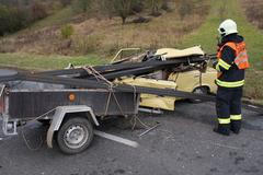 Nezajištěné traverzy probodly auto